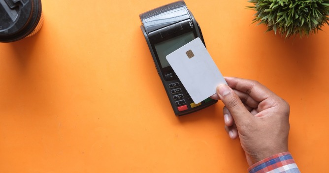 person using card
